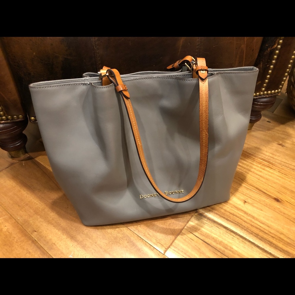 Gorgeous dooney and bourke purse